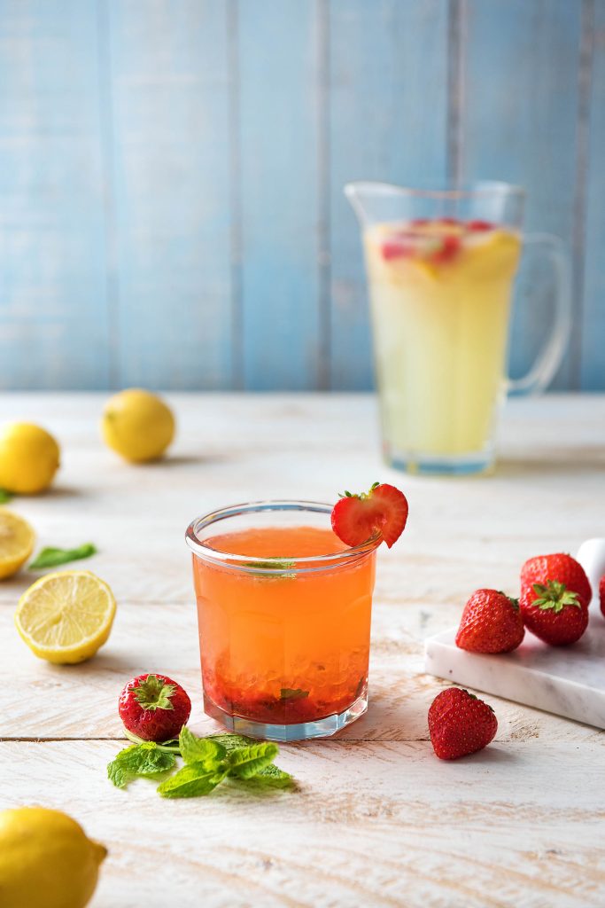 Selbstgemachte Limonade mit Erdbeeren: Limo