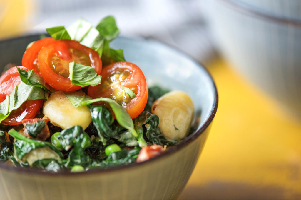 Spinat aufwärmen: Salat mit Spinat