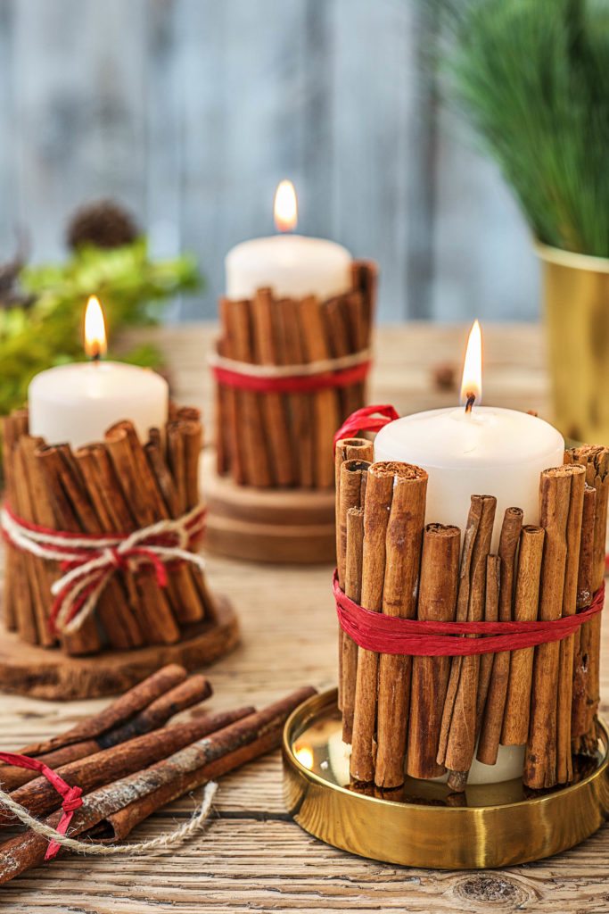 Weihnachtsgeschenke selber machen: Weihnachtlich dekorierte Kerzen