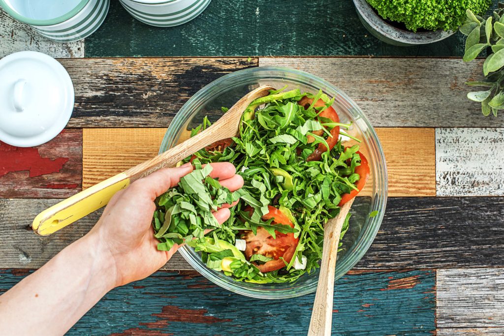 Salate zum Grillen: Zutaten vermischen
