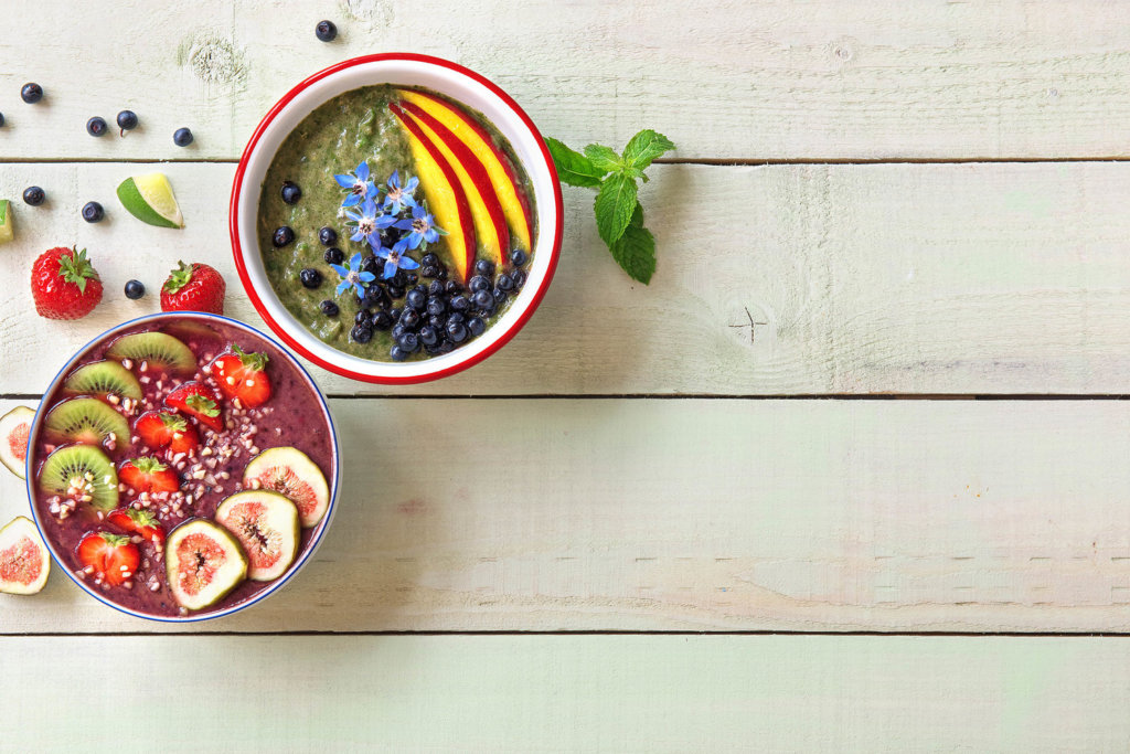 Gesunde Ernährung Auswirkungen: Food Trends Frühstück Bowls auf Tisch