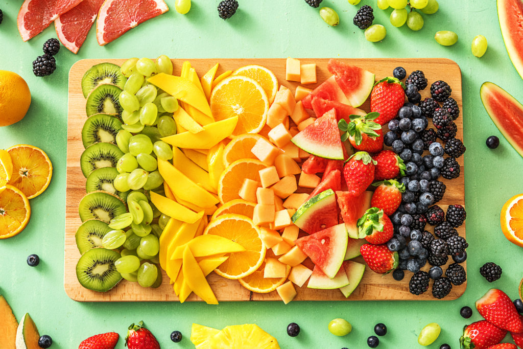 Sommer-Lebensmittel: Bunte Obstplatte mit geschnittenem Obst