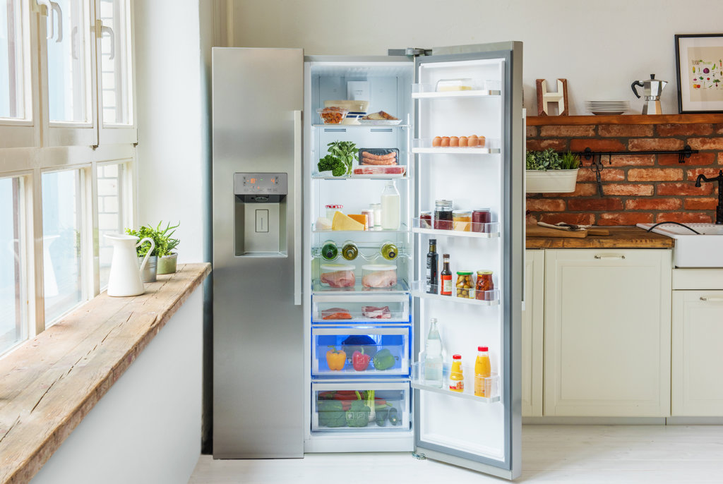 Sommer-Lebensmittel: Offener Kühlschrank zeigt richtige Lagerung