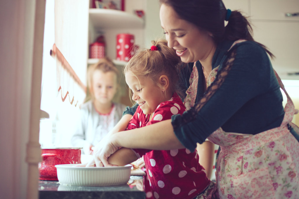 Familienabend Ideen: Mutter und Töchter haben Spaß in der Küche